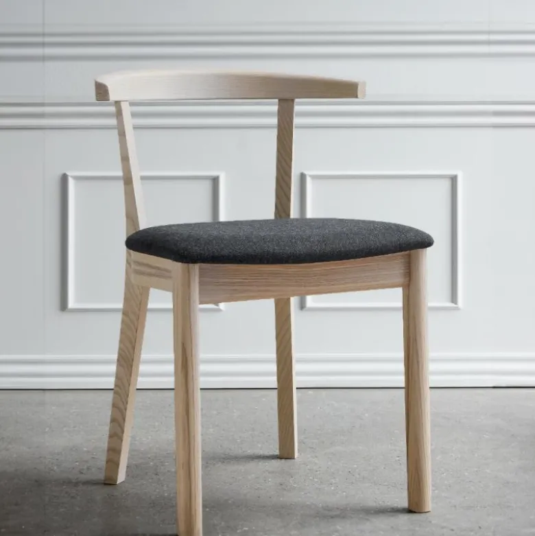 52 Chaise en bois massif avec assise rembourrée
