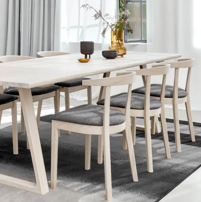 52 Chaise en bois massif avec assise rembourrée