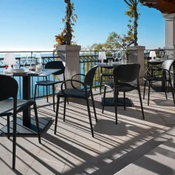 Abby Connubia® Chaise de jardin italienne empilable en polypropylène recyclé sans accoudoirs
