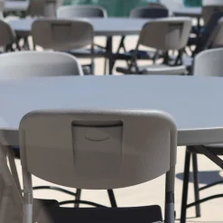 NormanChaise pliante en polyéthylène gris foncé