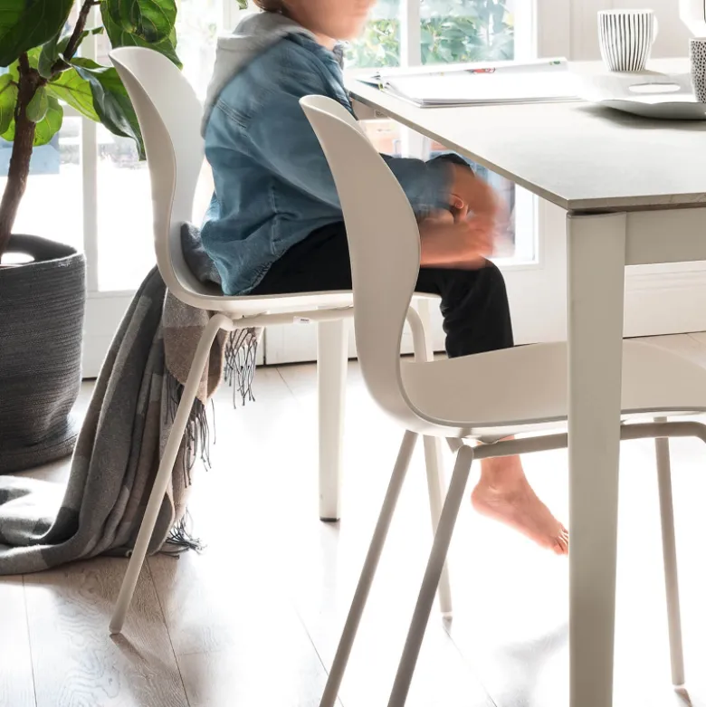 OPS ! Connubia© Chaise italienne empilable en polypropylène avec pieds en métal