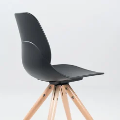 VictoireChaise design en polypropylène noir avec pieds en bois